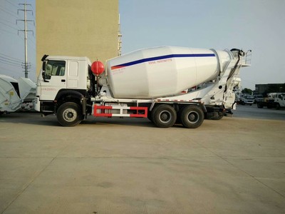 重汽豪沃380馬力三軸15方攪拌車現(xiàn)僅售39萬(wàn)，性價(jià)比之選